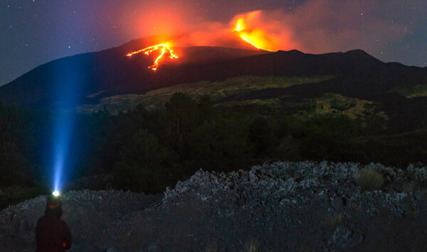Etna Yanardağı uçuşları tekrar durdurdu