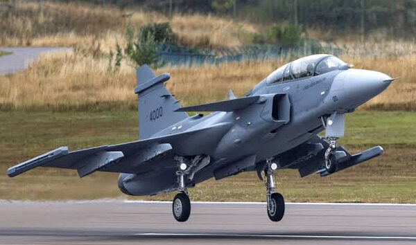 Gripen F sava uçağı ilk uçuşunu yaptı