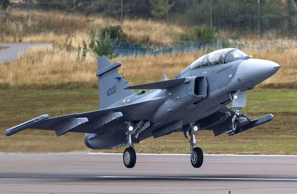 Gripen F sava uçağı ilk uçuşunu yaptı