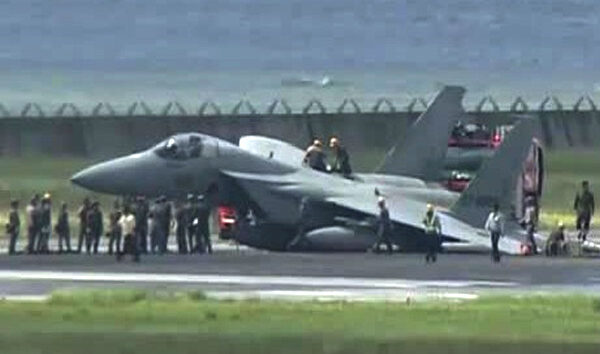 Japonya’da F-15J savaş uçağı inişte kaza yaptı