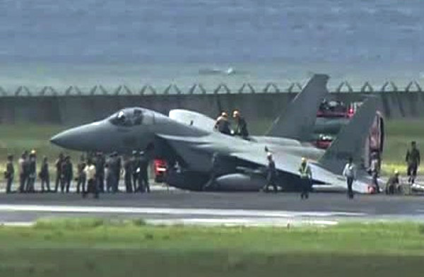 Japonya’da F-15J savaş uçağı inişte kaza yaptı