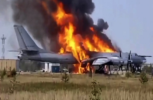 Rusya Saratov’da Tu-95MS uçağı yerde vuruldu