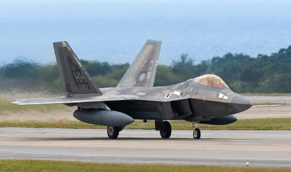 ABD’nin F-22 Raptoru Japonya da acil indi