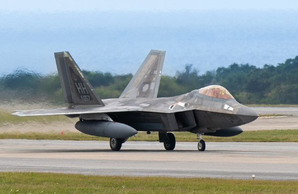 ABD’nin F-22 Raptoru Japonya da acil indi