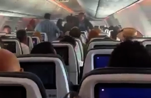 Aeroméxico uçağında powerbank alev aldı