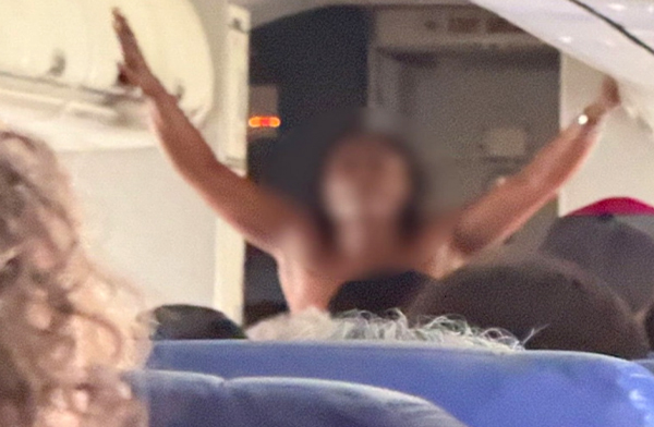 AA uçağında yolcu soyundu iki saat gecikme yaşandı
