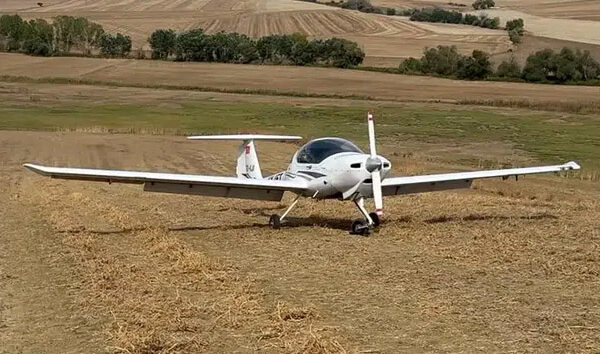 AYJET eğitim uçağı tarlaya indi