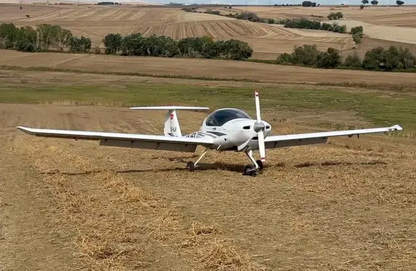 AYJET eğitim uçağı tarlaya indi