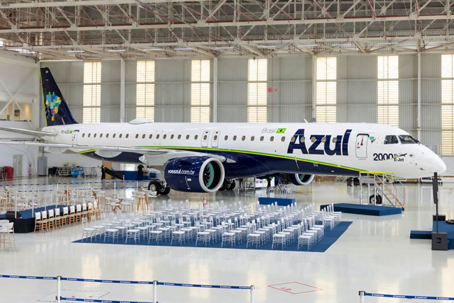 Embraer 2000’nci uçağının Azul Havayolu’na teslim etti