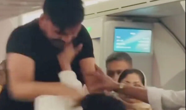 Bangladesh Airlines uçağında yolcular birbirine girdi