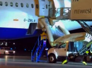 BA uçağı B787-10’un slide’ı uçuş hazırlığında açıldı