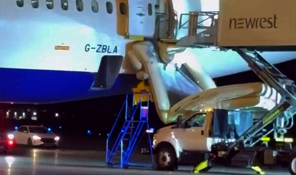 BA uçağı B787-10’un slide’ı uçuş hazırlığında açıldı
