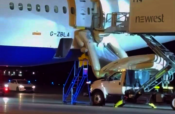 BA uçağı B787-10’un slide’ı uçuş hazırlığında açıldı