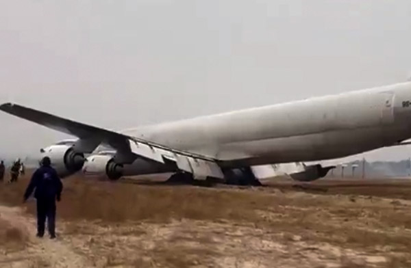 Douglas DC-8-73CF Kongo’da pistten çıktı