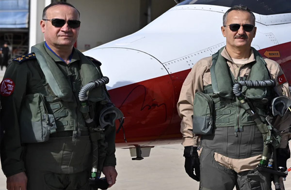 Orgeneral Dalkıran ve Görgün HÜRKUŞ ile kol uçuşu yaptı