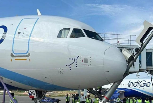 IndiGo’nun A321neo uçağı direğe çarptı