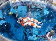 NASA astronotları suda hayatta kalma eğtimi alıyor