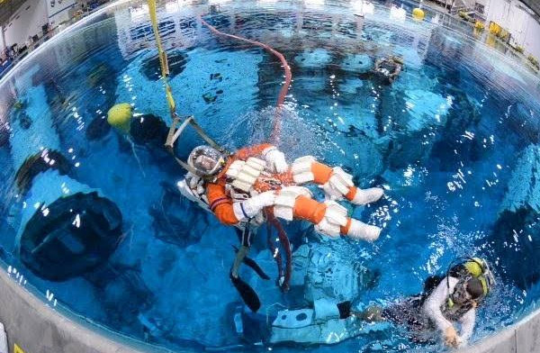 NASA astronotları suda hayatta kalma eğtimi alıyor
