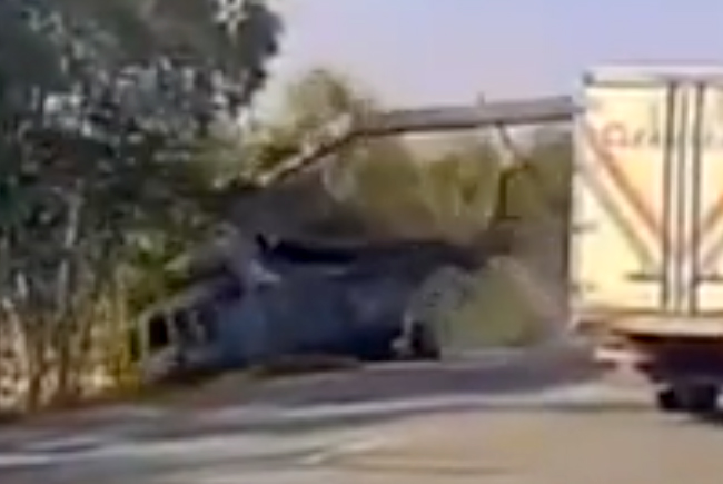 Rusya’da Mi-8 tipi helikopter otoyola indi
