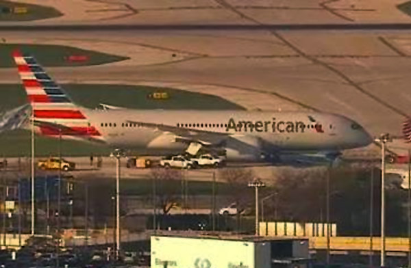 AA uçağı Chicago inişinde lastik patlattı
