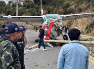Cessna 208 inişte pistten çıkıp yola düştü