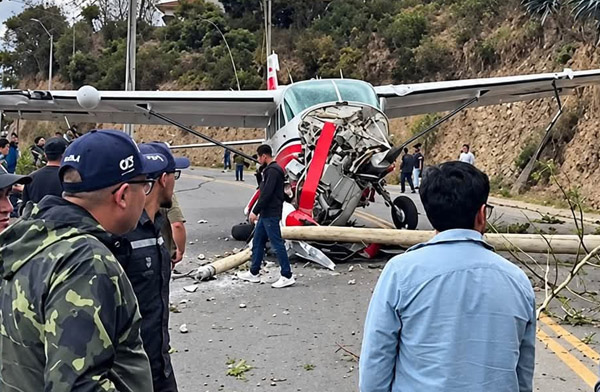 Cessna 208 inişte pistten çıkıp yola düştü