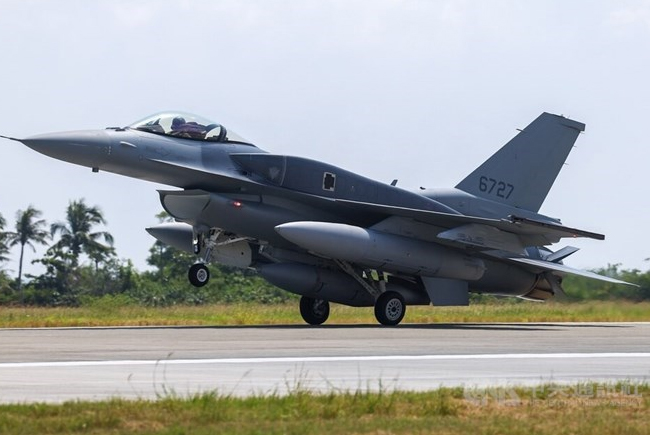 Tayvan ilk iki F16-V Block savaş uçağını teslim aldı
