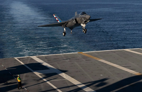 Yeni F-35C ilk kez uçak gemisine indi