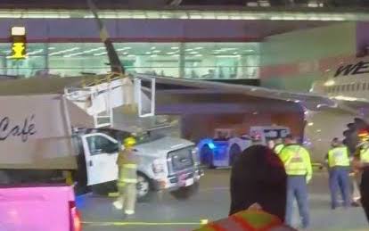 WestJet’in B737 MAX 8’i ikram aracına çarptı