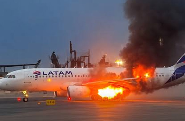 Latam uçağı kalkışa hazırlanırken motoru alev aldı