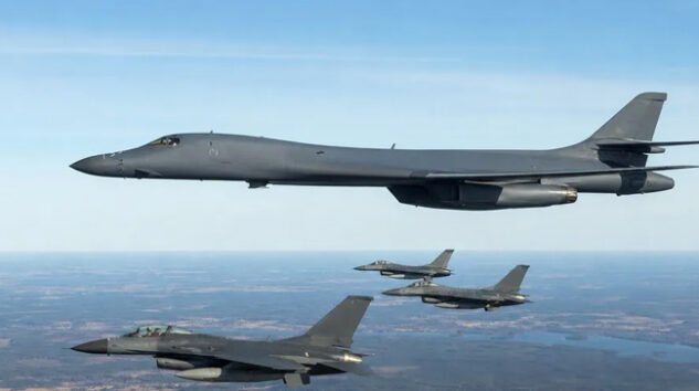 B-1B Lancer bombardıman uçağı NATO savinma eğitimine katıldı