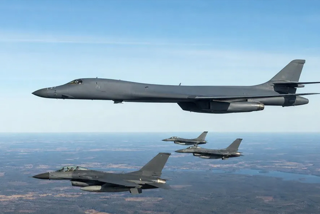 B-1B Lancer bombardıman uçağı NATO savinma eğitimine katıldı
