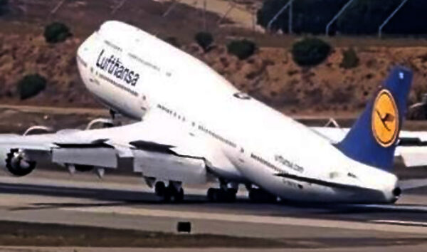 Lufthansa’nın B747-8 uçağı LAX’ta pas geçti