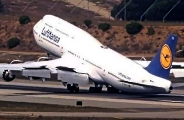 Lufthansa’nın B747-8 uçağı LAX’ta pas geçti