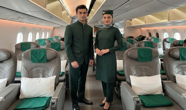 Pakistan Havayolu yeni üniformalarını tanıttı