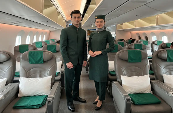 Pakistan Havayolu yeni üniformalarını tanıttı