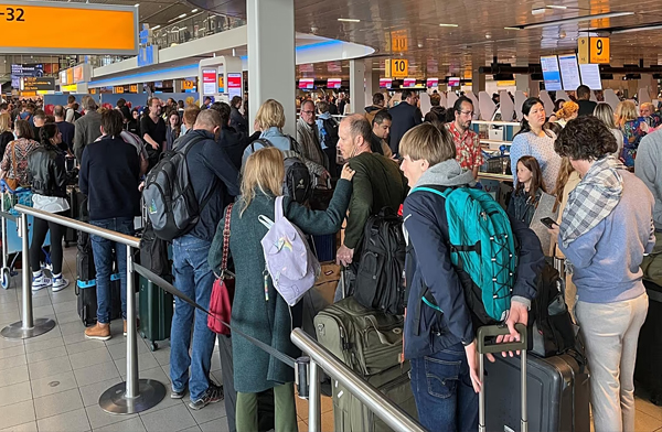 Amsterdam Schipol Havalimanı’nda E-Pasaport krizi
