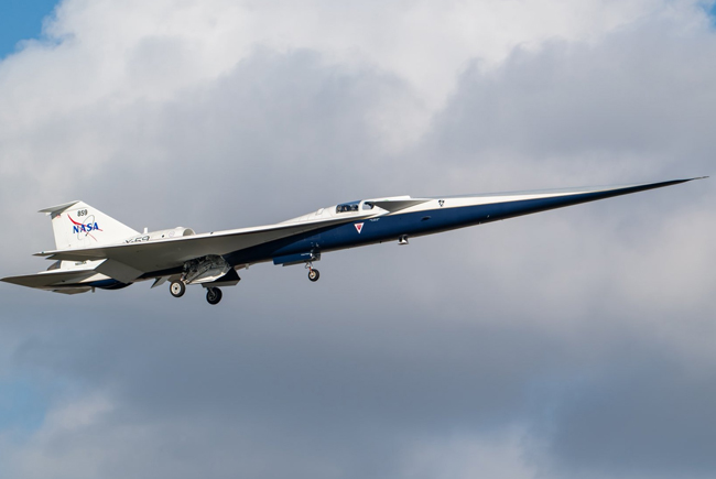 NASA’nın X-59 QueSST uçağı Florida Kennedy Uzay Merkezi’ne uçtu